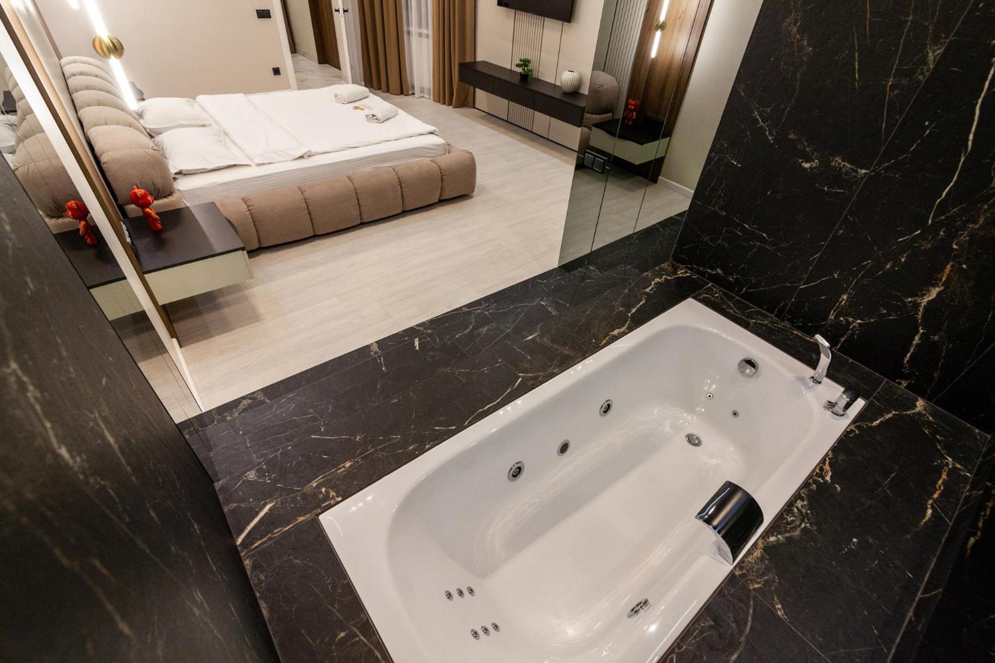 Appartamento Leogrand Jacuzzi On Malaniuka 2 Leopoli Esterno foto