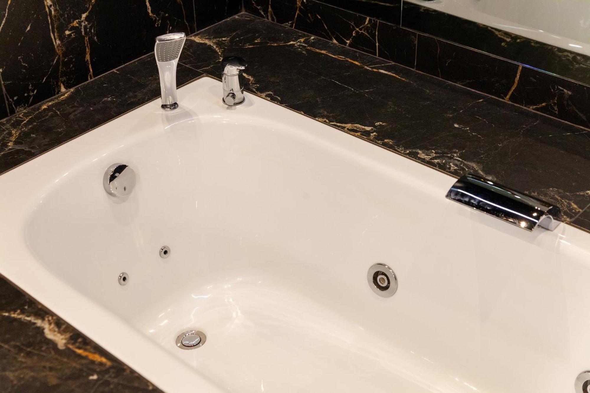 Appartamento Leogrand Jacuzzi On Malaniuka 2 Leopoli Esterno foto