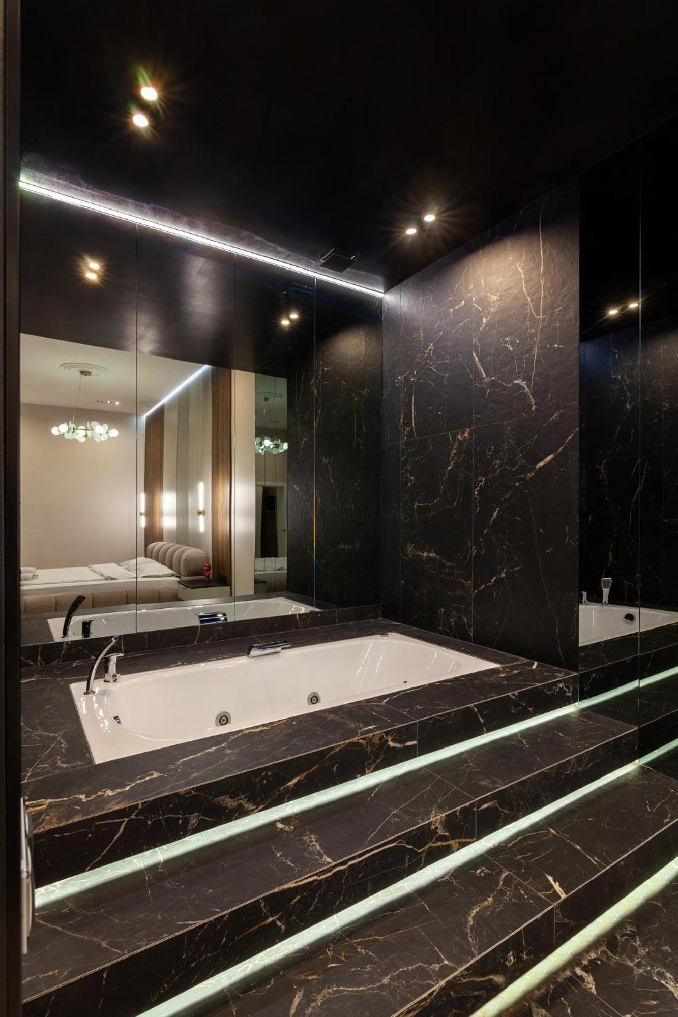 Appartamento Leogrand Jacuzzi On Malaniuka 2 Leopoli Esterno foto